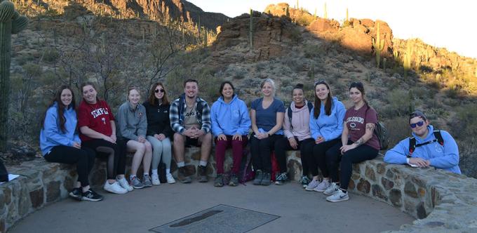 A group of students on an Alternative Break.